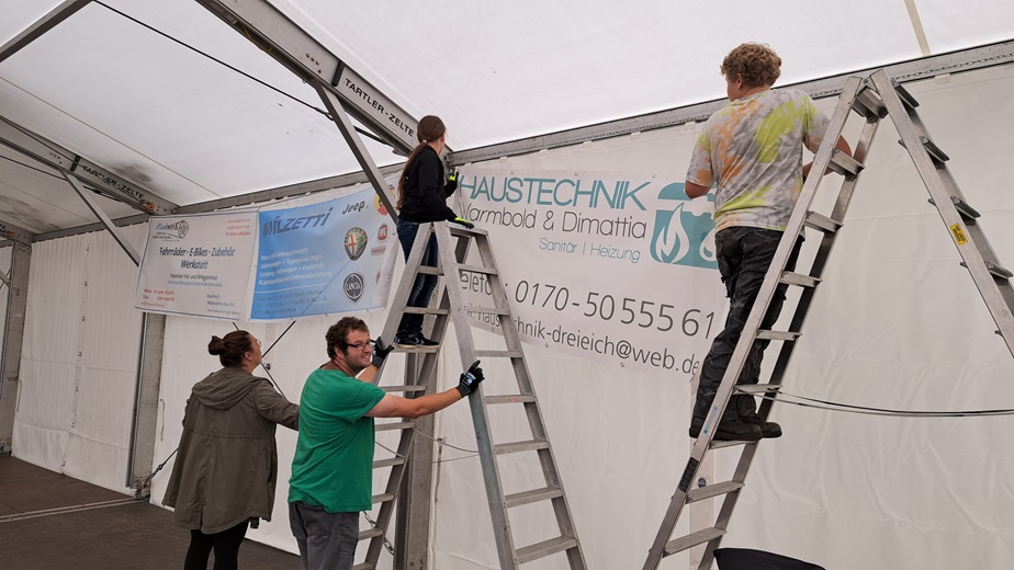 Banner werden gehängt