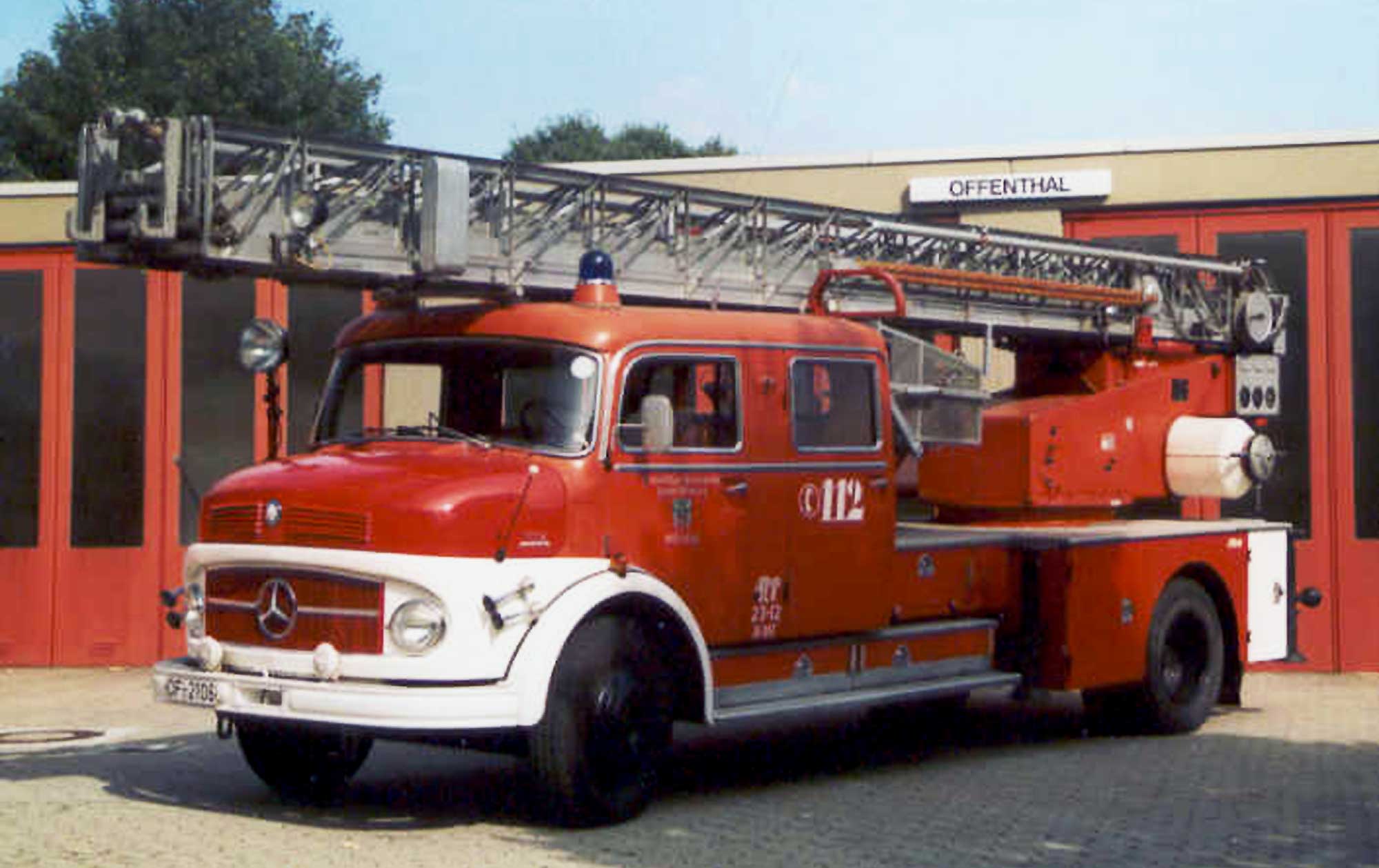 Die Drehleiter vor dem Feuerwehrhaus in den 90ern (ffo)