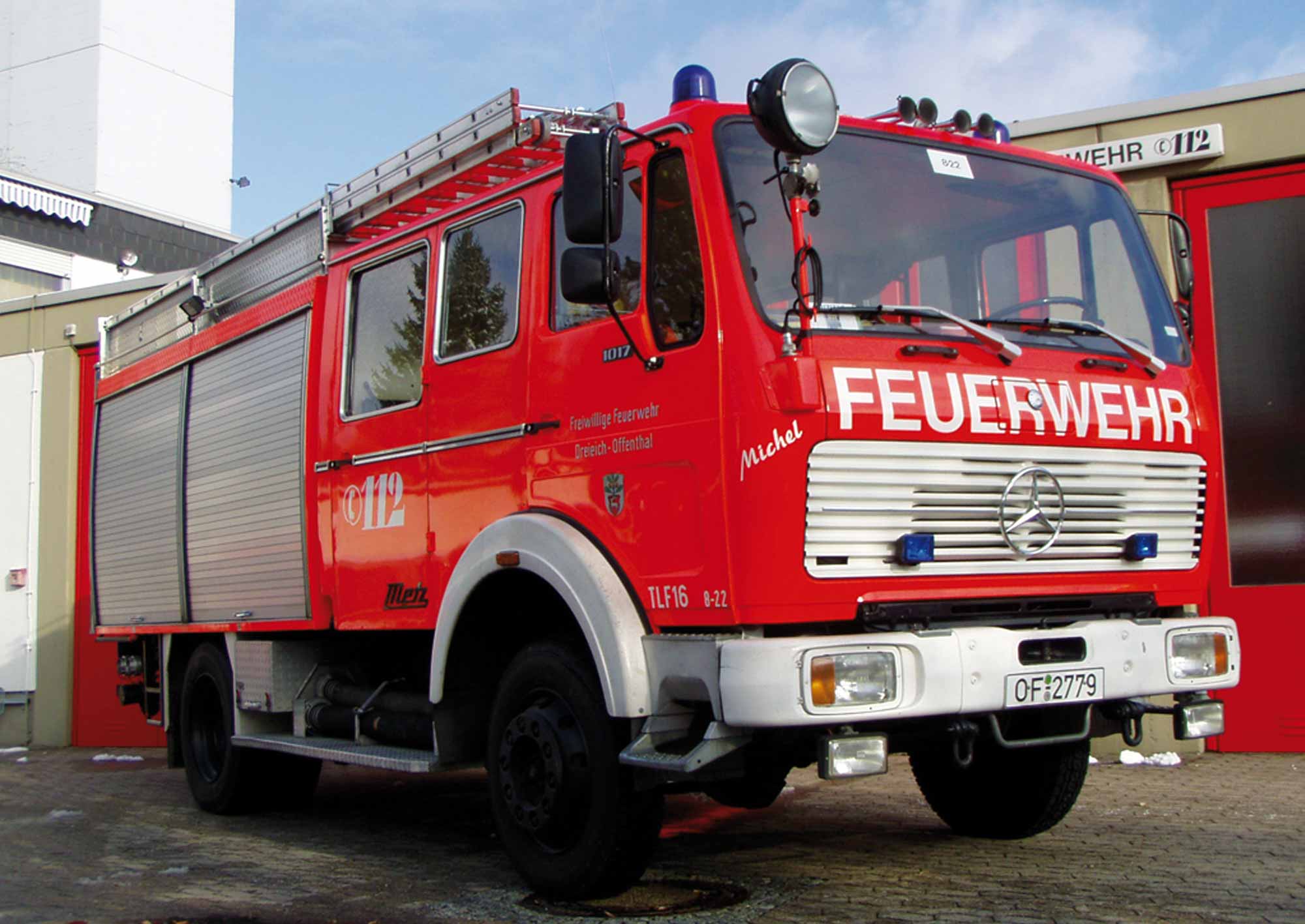 Das alte TLF vor der Fahrzeughalle der Feuerwehr (ffo)