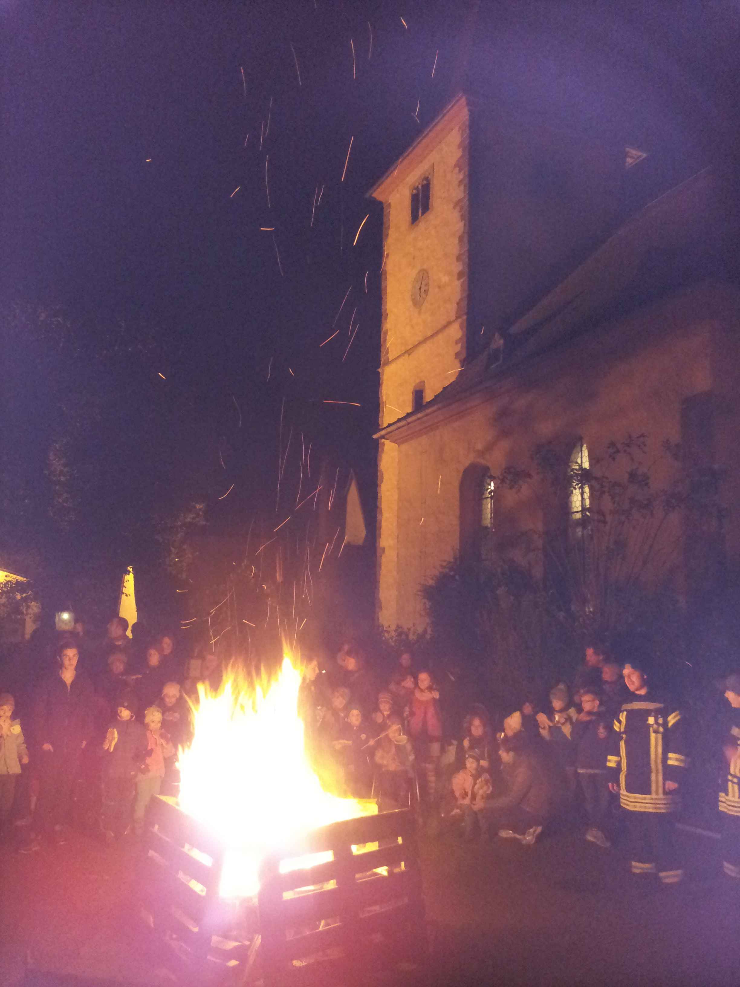 Das Martinsfeuer im Kirchgarten 2013 (mas)
