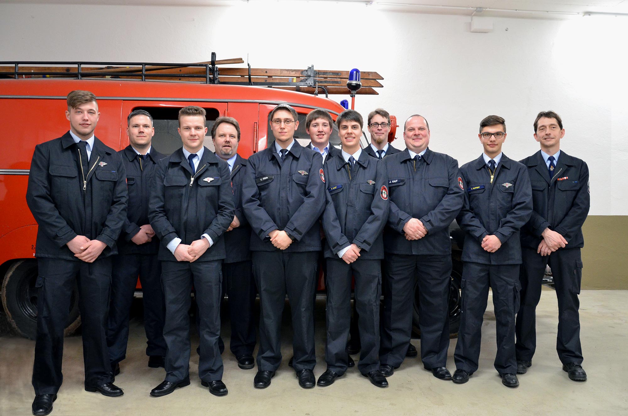 Beförderungen (v.l.n.r.): Dominik Dehm (Oberfeuerwehrmann), Benjamin Boese (Feuerwehrmann), Dominik Weilmünster (Oberfeuerwehrmann), Stefan Hönl (Löschmeister), Vincenzo Pilato (Löschmeister), Jens Röder (Feuerwehrmann), Henrik Kaut (Feuerwehrmann), Boris Grundmann (Oberfeuerwehrmann), Jörg Kaut (Hauptfeuerwehrmann), Niklas Ruppert (Feuerwehrmann), Markus Tillmann (führte seine letzte Amtshandlung als Wehrführer aus). (jbr)