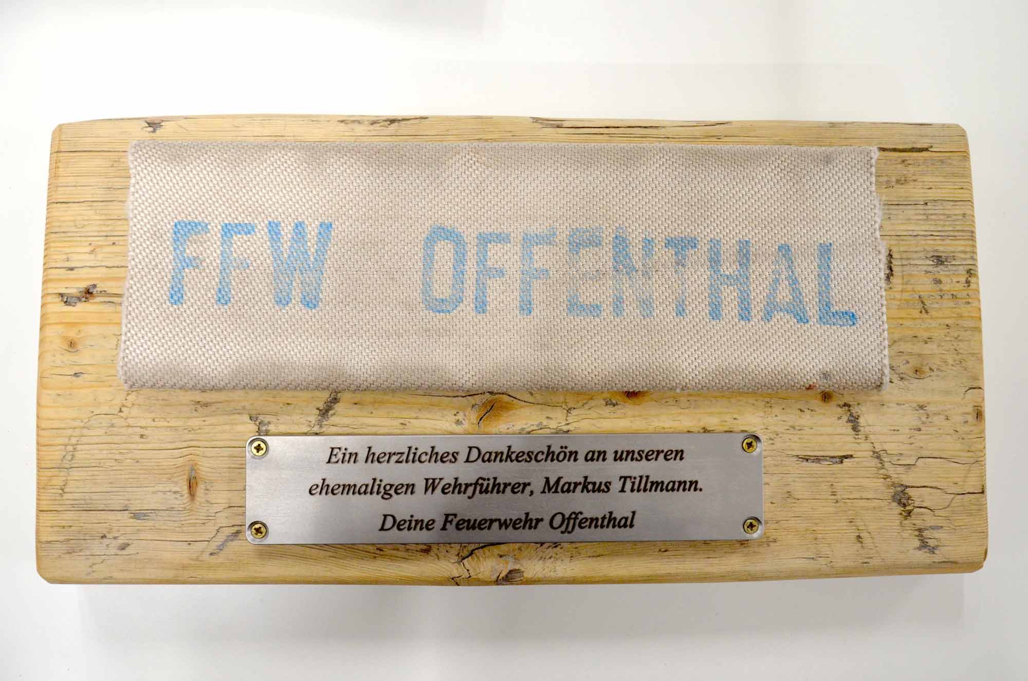 Dankesplakette der Feuerwehr Offenthal an Markus Tillmann (jbr)