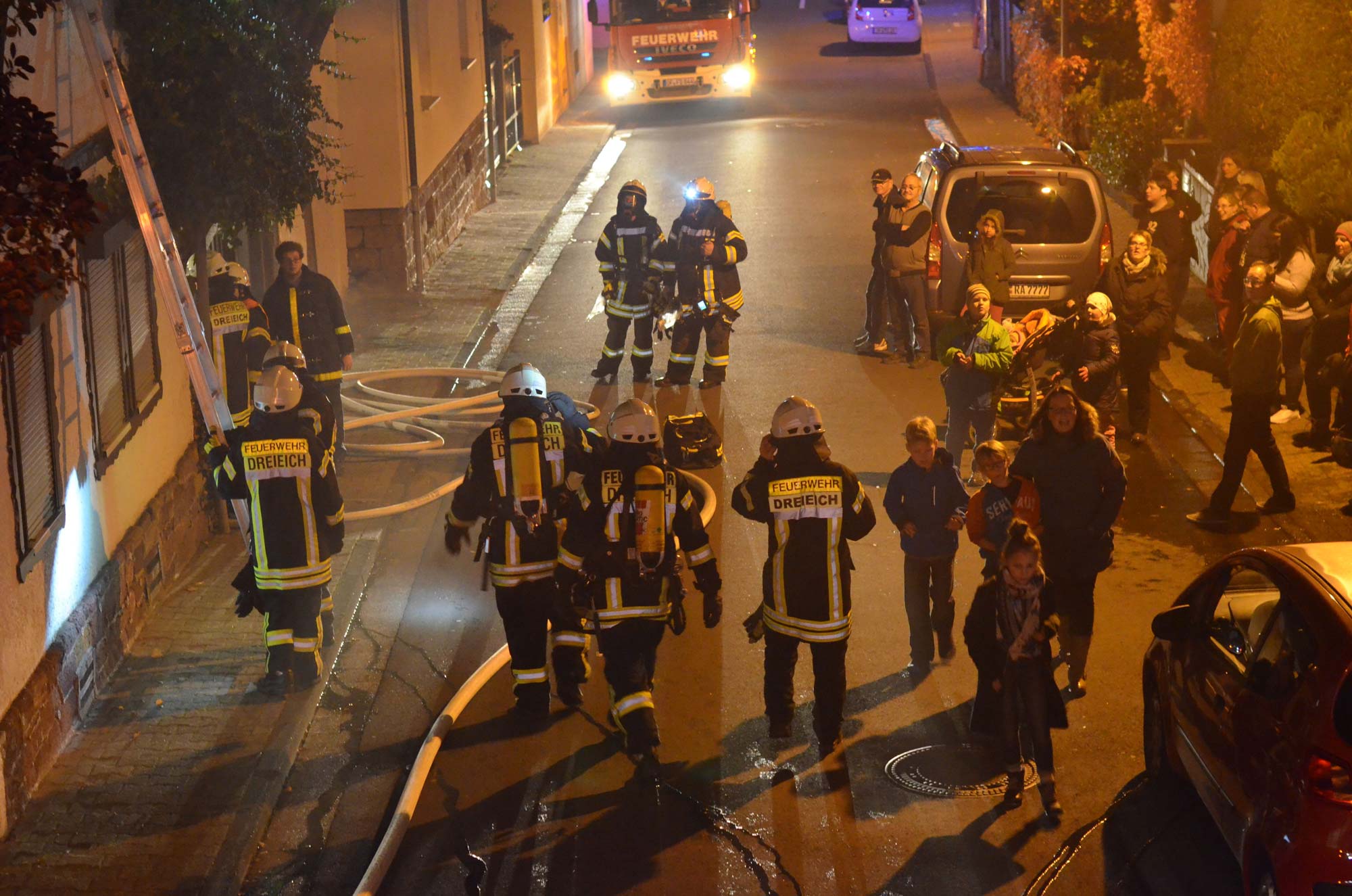 Eine Leiter wurde in Position gebracht (links), zwei Atemschutztrupps auf dem Weg ins Gebäude (mitte), Gäste sind bei Übungen gerne gesehen (rechts). (joe)
