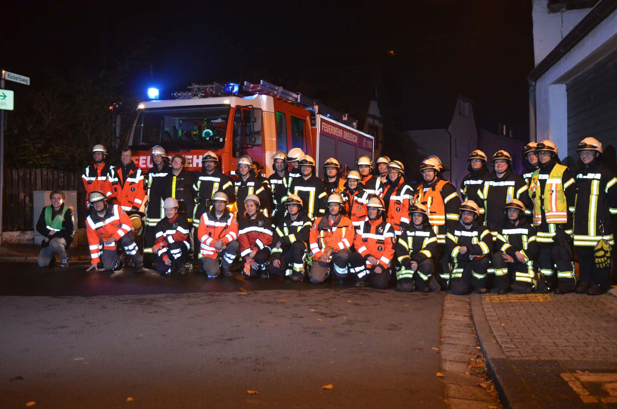 Die Einsatzkräfte des DRK Dreieich und der Freiwilligen Feuerwehr Dreieich-Offenthal (joe)